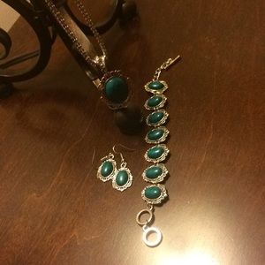 🌻Beautiful Emerald Green Necklace Set